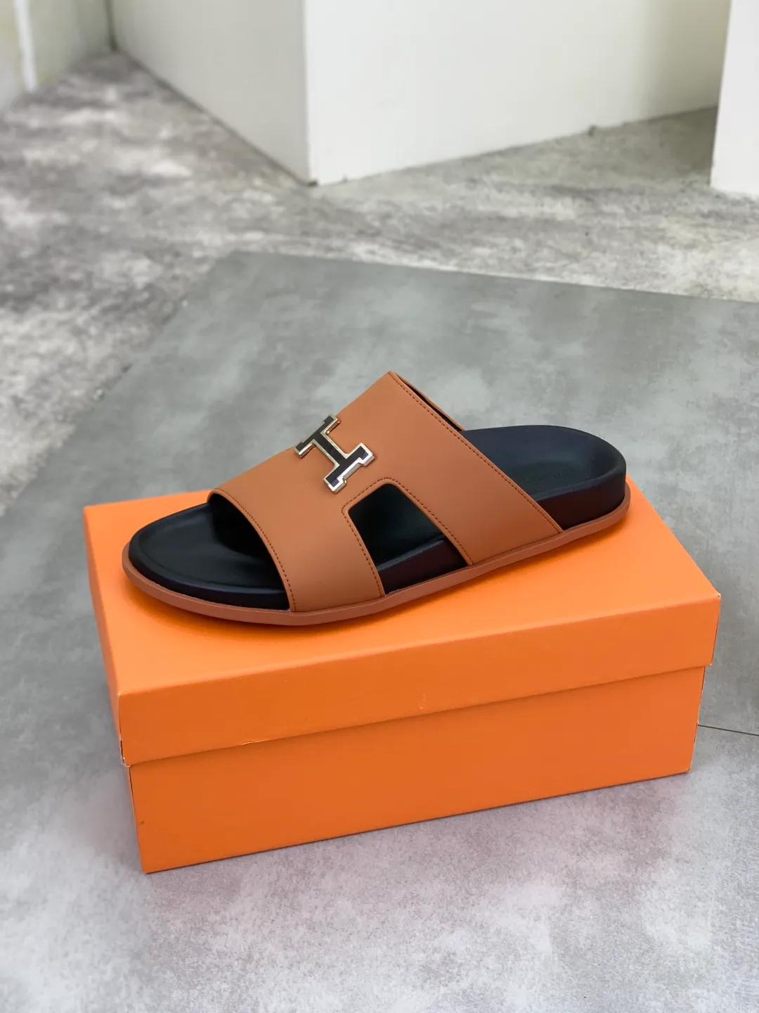 Men's shoes 💰P440 New [HERMES] high-end quality new Hermès slippers, made of imported calfskin, wear-resistant and non-slip rubber outsole. Fashionable and elegant code number: 39-44 (38 45 46 customized)